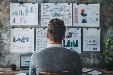 Foto: Mann prüft Finanzdaten